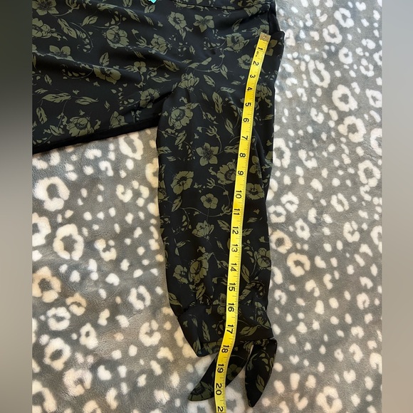 NWT Fortune + Ivy Collyn Floral V-Neck Blouse with Tie Sleeve Details/Size M - Picture 11 of 13